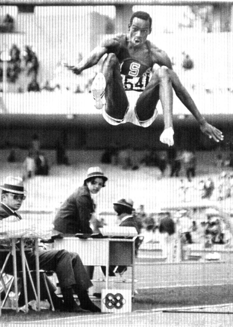 El atleta estadounidense Bob Beamon, en una foto de archivo del 18 de octubre de 1968, durante la prueba de salto de longitud en la que consiguió el récord del mundo con 8,90 metros, en los Juegos Olímpicos de México. EFE/UPI/ma