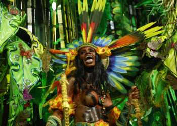Un desfile sobre los indígenas yanomami acapara la atención en el carnaval de Río