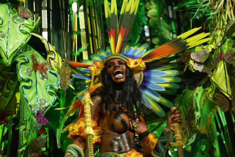 Miembros de la escuela de samba Salgueiro desfilan durante el carnaval de Río de Janeiro, Brasil, el 11 de febrero de 2024. EFE/ Antonio Lacerda