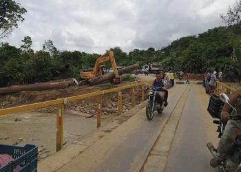 Después de una semana cerrado preventivamente: Este martes abrieron paso por el puente provisional de Onia