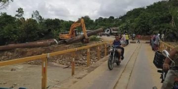 Después de una semana cerrado preventivamente: Este martes abrieron paso por el puente provisional de Onia