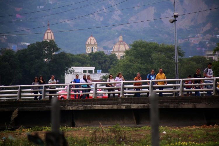 El paso de peatones, vehículos livianos, de carga pesada y transporte público por los puentes internacionales entre Venezuela y Colombia, es percibido como el mayor beneficio de la apertura de frontera. Fotos: Carlos Eduardo Ramírez