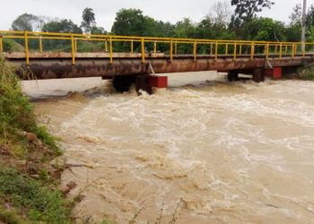 Cerrado paso provisional en Onia por crecida del río