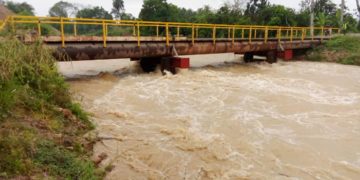 Cerrado paso provisional en Onia por crecida del río