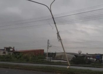 Ojalá no esperen a que se caiga el poste chochado por un vehículo en avenida Don Pepe Rojas de El Vigía