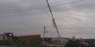 Ojalá no esperen a que se caiga el poste chochado por un vehículo en avenida Don Pepe Rojas de El Vigía