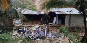 Ojalá no esperen a que se caiga el poste chochado por un vehículo en avenida Don Pepe Rojas de El Vigía