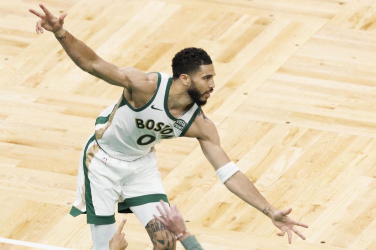 Jayson Tatum, alero estrella de los Celtics de Boston, fue registrado este jueves, 14 de marzo, al marcar un avance de los Suns de Phoenix, durante un partido de la NBA, en el coliseo TD Garden, en Boston (Massachusetts, EE.UU.). EFE/CJ Gunther