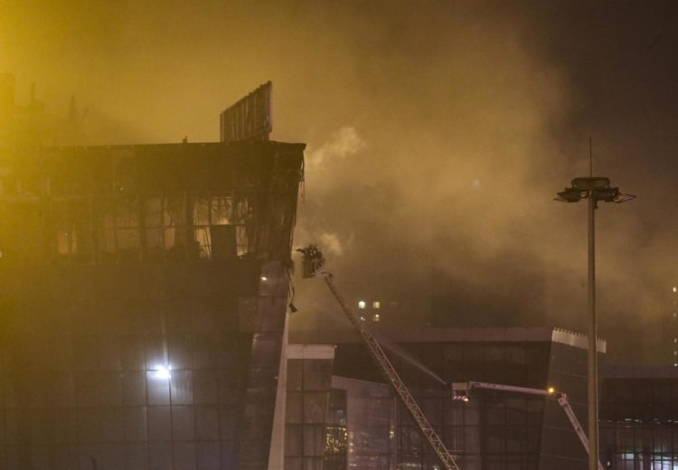 Los bomberos intentan extinguir un incendio en la sala de conciertos Crocus City Hall en llamas tras un tiroteo en Krasnogorsk, en las afueras de Moscú, Rusia. EFE/EPA/MAXIM SHIPENKOV