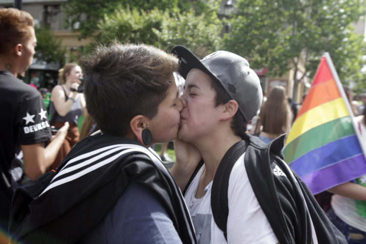 Fotografía de archivo de miembros de la comunidad LGBTIQ+ participando en un desfile del Orgullo Gay. EFE/Sebastián Silva