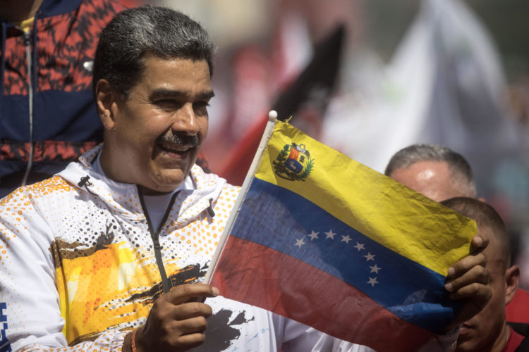 -El presidente de Venezuela, Nicolás Maduro, saluda a simpatizantes durante una manifestación en apoyo a su candidatura a una segunda reelección. EFE/ Miguel Gutiérrez