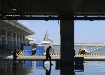 OIEA supervisa vertido de agua contaminada en Fukushima y se reúne con pescadores