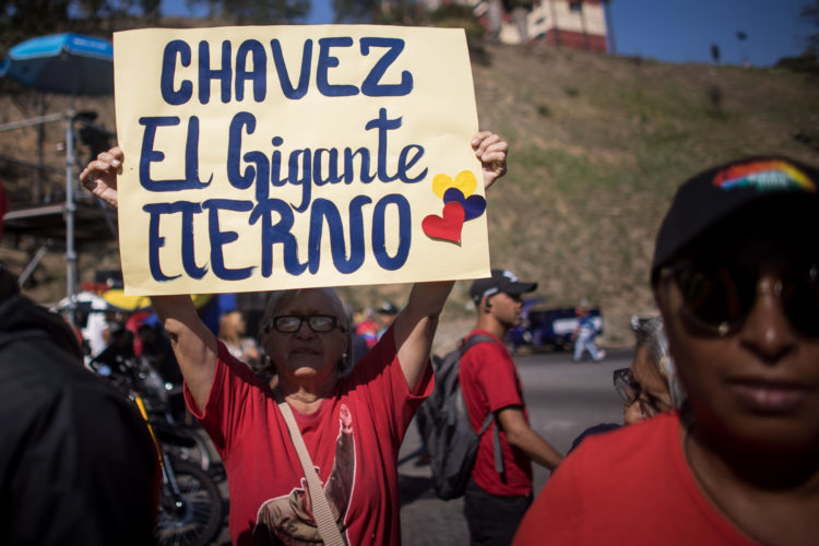 Personas seguidoras del oficialismo participan en un homenaje al fallecido presidente Hugo Chávez este martes, en Caracas (Venezuela). EFE/ Miguel Gutierrez