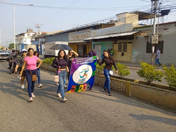 Damas del Instituto Municipal del Deporte de Sucre encabezaron el desfile.