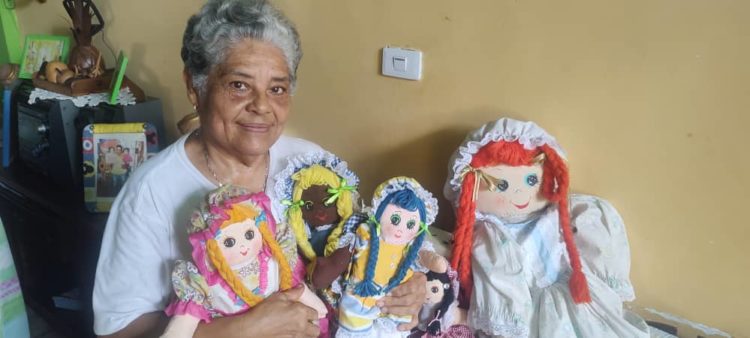 Adelaida Ledezma de Salazar con las muñecas que elabora y enseña a elaborar en los talleres populares.