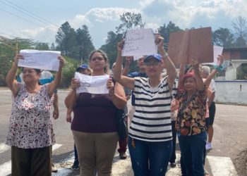 Táchira/Agobiados por los cortes eléctricos habitantes de Pirineos protestaron en medio de un apagón
