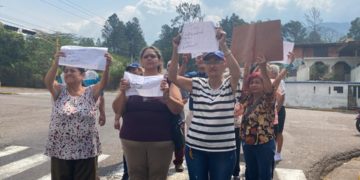 Táchira/Agobiados por los cortes eléctricos habitantes de Pirineos protestaron en medio de un apagón