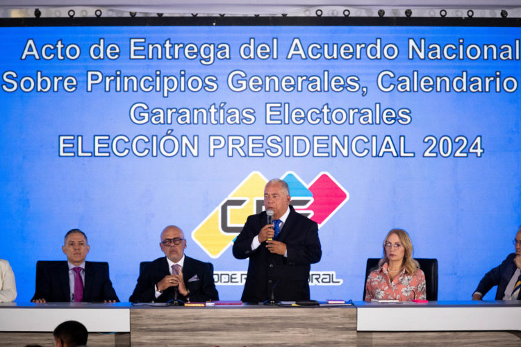 El presidente del Consejo Nacional Electoral (CNE), Elvis Amoroso (c), habla junto al presidente del Parlamento venezolano, Jorge Rodríguez (2i), y los rectores Carlos Quintero (i) y Rosalba Gil (d), durante un acto en la sede del CNE este viernes, en Caracas (Venezuela). EFE/ Rayner Peña R.