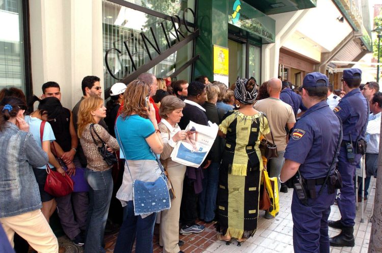 Foto de archivo de cientos de inmigrantes haciendo fila para solicitar su regularización en España. EFE/Rafael Díaz