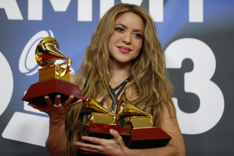 Imagen de archivo de la cantante colombiana Shakira con los tres premios conseguidos durante la gala anual de los Latin Grammy en 2023. EFE/Jose Manuel Vidal