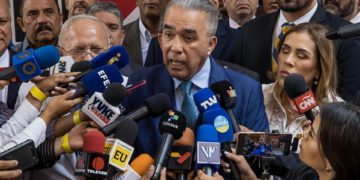 Luis Eduardo Martínez, el primer candidato inscrito para las presidenciales en Venezuela