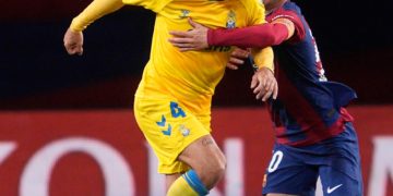 El Barça con poco venció a Las Palmas y sigue escolta del Madrid