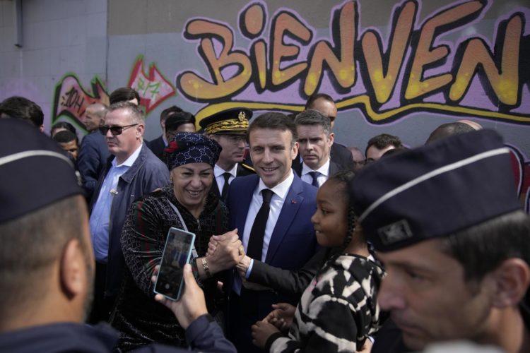 El presidente francés Emmanuel Macron (C) se reúne con residentes durante una visita centrada en la seguridad y la lucha contra el tráfico de drogas, en la Castellane, distrito de Marsella, sur de Francia, el 19 de marzo de 2024. 
 EFE/EPA/CHRISTOPHE ENA / POOL MAXPPP FUERA