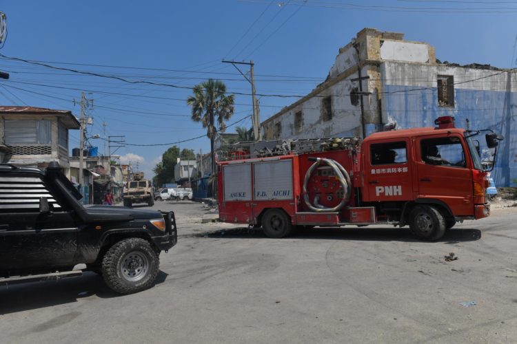 Un camión de bomberos es visto al frente de la Penitenciaría Nacional en Puerto Príncipe en Puerto Príncipe (Haití). EFE/ Johnson Sabin