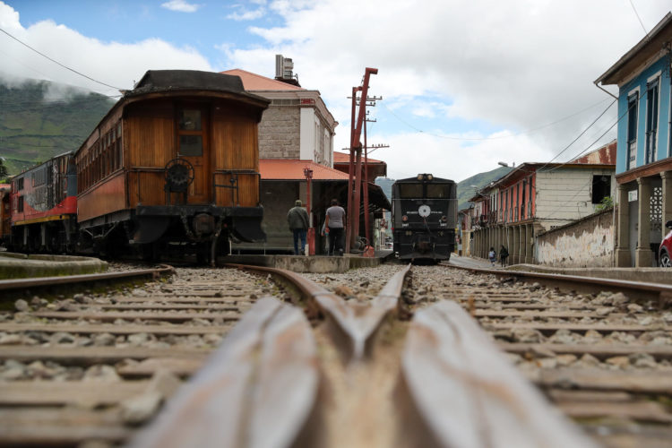 Fotografía de archivo de un tramo y una estación del denominado "tren más difícil del mundo", en la ciudad de Alausí (Ecuador). EFE/ José Jácome