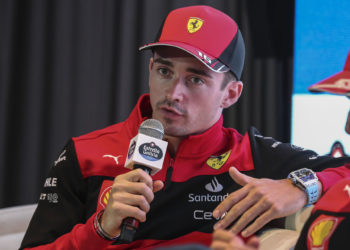 Leclerc y Sainz le hacen un sandwich a Verstappen en los libres de Australia