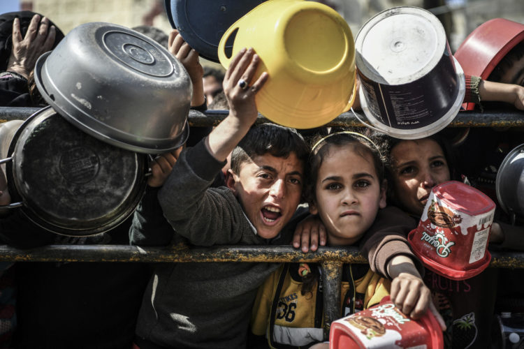 Niños frente a centro de distribución de alimentos.EFE/ Eyad El Baba/UNICEF/  ***SOLO USO EDITORIAL/SOLO DISPONIBLE PARA ILUSTRAR LA NOTICIA QUE ACOMPAÑA (CRÉDITO OBLIGATORIO)***