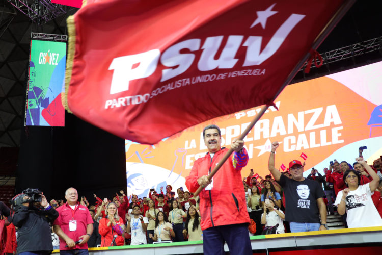 Fotografía cedida por Prensa de Miraflores del presidente de Venezuela, Nicolás Maduro, durante un acto del Partido Socialista Unido de Venezuela, este sábado en Caracas (Venezuela).EFE/ Prensa Miraflores