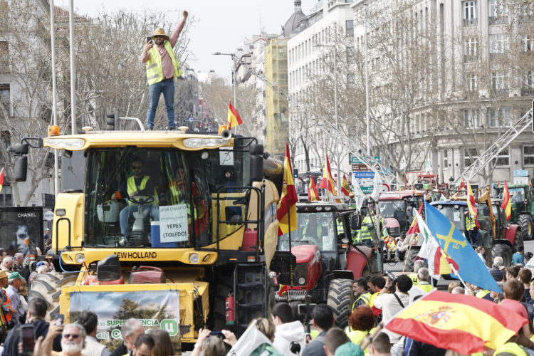 Agricultores y ganaderos protestan ante el Ministerio español de Agricultura, Pesca y Alimentación en Madrid. EFE/Sergio Pérez