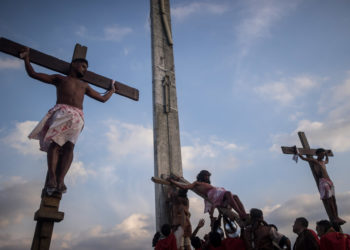 Caraqueños acompañan la tradición del viacrucis en Petare