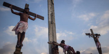 Caraqueños acompañan la tradición del viacrucis en Petare