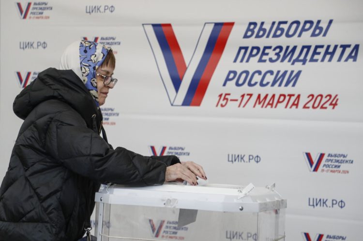 Una mujer rusa deposita su voto en Moscú durante la primera jornada de las elecciones presidenciales. EFE/EPA/Maxim Shipenkov