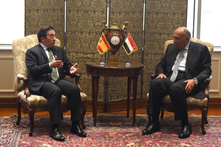 El ministro español de Asuntos Exteriores, José Manuel Albares (izquierda) se reúne con su homólogo egipcio, Sameh Shukri, en la Nueva Capital Administrativa de Egipto, a las afueras de El Cairo. EFE/EPA/Tarek Wajeh