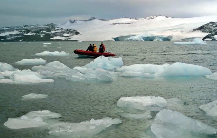 En la imagen de archivo, una lancha ligera recorre, entre trozos del deshielo, las aguas que rodean la Antártida. EFE/Cézaro
