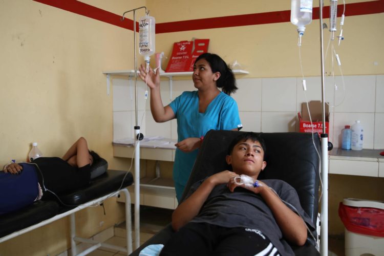 Fotografía de archivo de una mujer atendiendo a pacientes con dengue en Catacaos, Perú. EFE/Paolo Aguilar