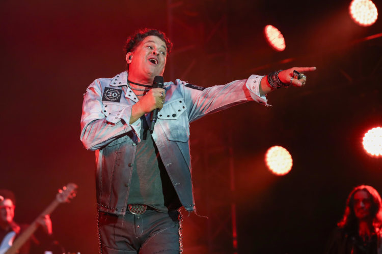 El cantante colombiano Carlos Vives se presenta en concierto durante su gira 'El Tour de los 30', este jueves en el coliseo Rumiñahui, en Quito (Ecuador). EFE/ José Jácome