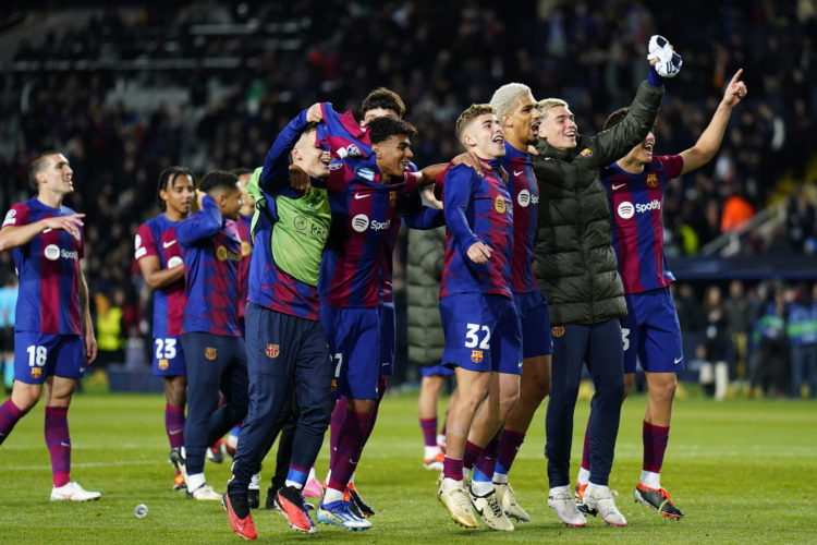 Los jugadores del FC Barcelona celebran la victoria del equipo blaugrana a la finalización del encuentro correspondiente a la vuelta de los octavos de final de la Liga de Campeones que FC Barcelona y Napoles EFE / Siu Wu.