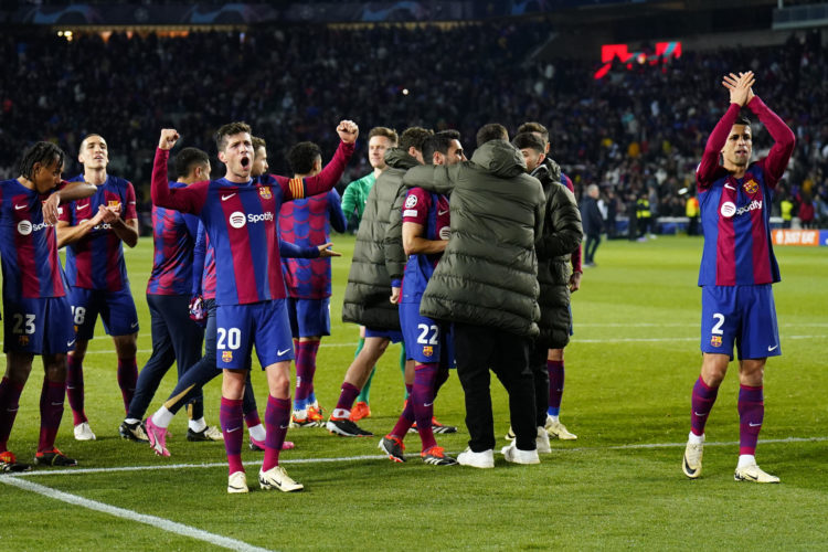 Los jugadores del FC Barcelona celebran la victoria del equipo blaugrana a la finalización del encuentro correspondiente a la vuelta de los octavos de final de la Liga de Campeones que FC Barcelona y Napoles han disputado en el estadio Lluis Company, en Barcelona. EFE / Siu Wu.