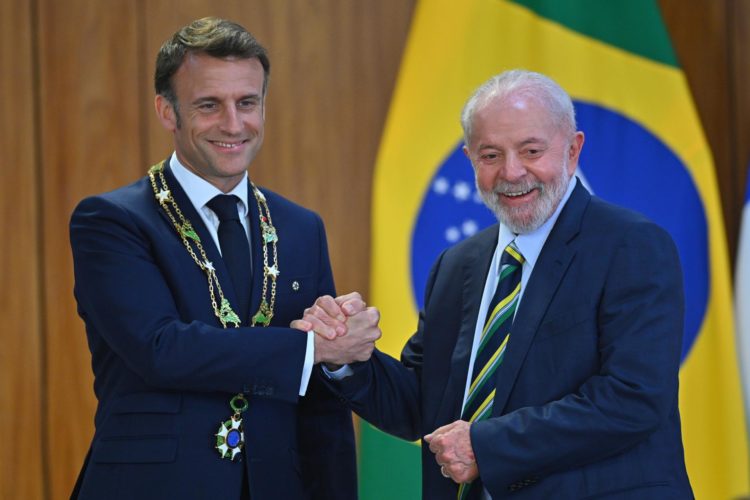 El presidente de Brasil, Luiz Inácio Lula da Silva (d), condecora al presidente de Francia, Emmanuel Macron, durante una ceremonia este jueves, en el Palacio del Planalto, en Brasilia (Brasil). EFE/Andre Borges
