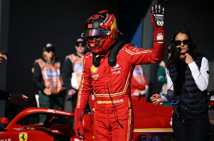Melbourne (Australia), 23/03/2024.- El español Carlos Sainz (Ferrari) saluda tras la sesión de calificación para el Gran Premio de Australia, el tercero del Mundial de Fórmula Uno, en el que saldrá segundo este domingo, en el circuito de Albert Park de Melbourne.EFE/EPA/JOEL CARRETT
