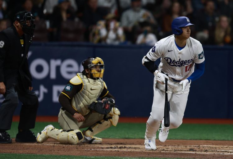 Shohei Ohtani (d), de los Angeles Dodgers en acción durante el 2024 MLB Seoul Series que han disputado Los Angeles Dodgers y San Diego Padres en el Gocheok Sky Dome de Seúl, Corea del Sur. EFE/EPA/JEON HEON-KYUN