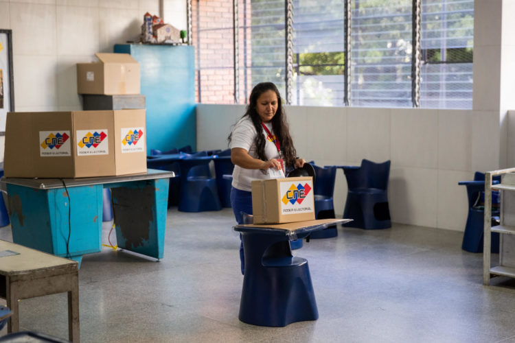 Una mujer deposita su voto en un centro electoral, en Caracas (Venezuela), en una fotografía de archivo. EFE/Rayner Peña R.
