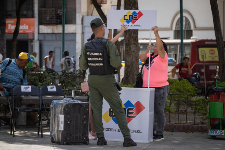 Trabajadores de Consejo Nacional Electoral (CNE) y militares arman un puesto de registro electoral este 18 de marzo de 2024, en Caracas (Venezuela). EFE/ Rayner Peña R.
