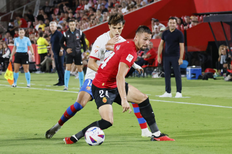 El defensa del RCD Mallorca Martin Valjent (d) lucha con Joao Félix, del FC Barcelona, durante el partido entre ambos equipos correspondiente a la primera vuelta de Liga. EFE/ Cati Cladera