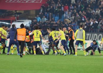 Detenidos doce hinchas del Trabzonspor turcos por asaltar el campo y agredir a jugadores