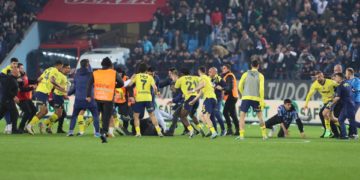 Detenidos doce hinchas del Trabzonspor turcos por asaltar el campo y agredir a jugadores